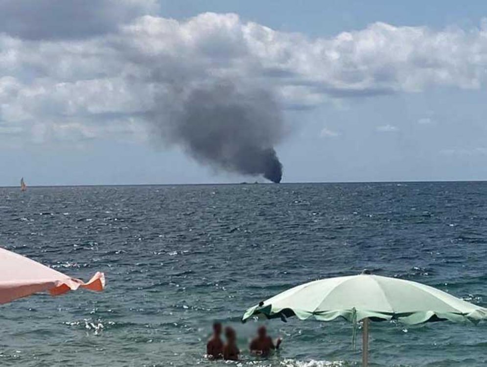 A fuoco barca carica di migranti al largo di Crotone, tre morti