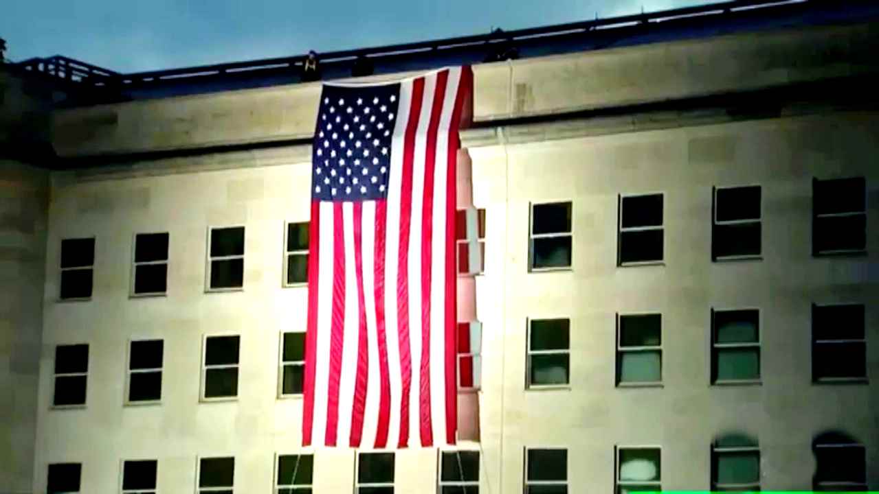 Anniversario 9-11, la bandiera Usa sulla facciata del Pentagono