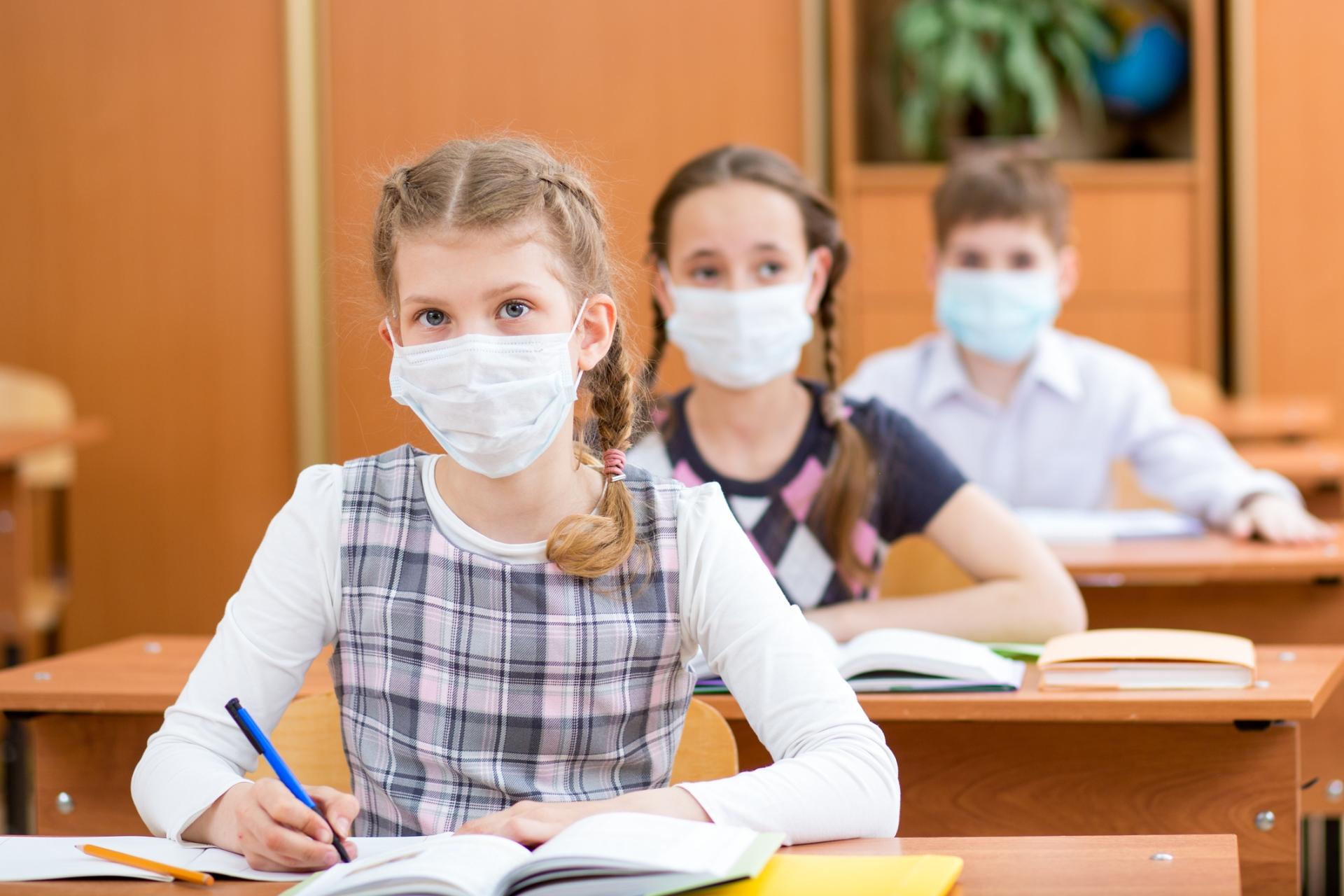 Scuola, niente mascherine al banco se c’è un metro distanza