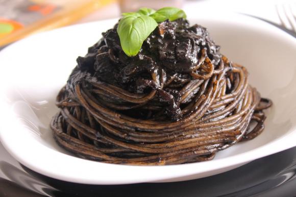 Un primo siciliano gustoso, spaghetti al nero di seppia