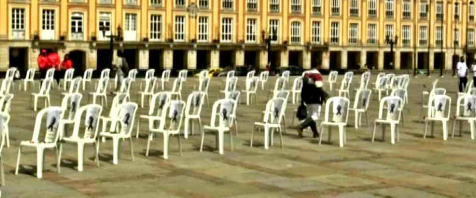 Colombia, sedie vuote per medici e infermieri vittime del covid