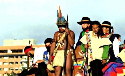 Gli indigeni invadono la capitale Bogotà per parlare col presidente
