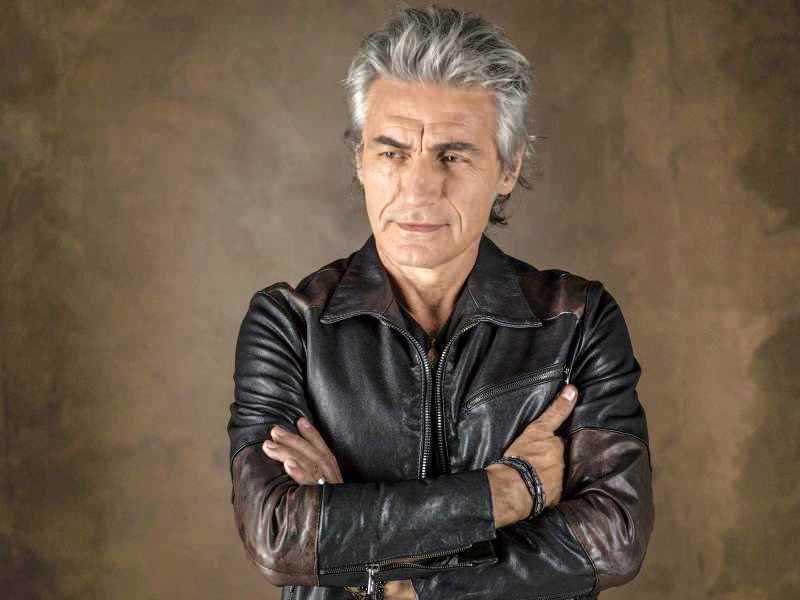 “È andata così”, Luciano Ligabue si racconta. I retroscena della sua carriera