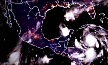 L'uragano Delta si abbatte sul Messico, Cancun spazzata dai venti