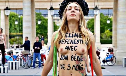 Attivista Femen nuda contro le limitazioni sull'aborto in Polonia