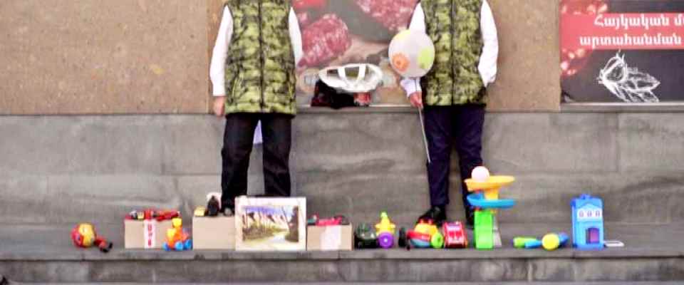 Bambini vendono giocattoli per soldati armeni in Nagorno Karabakh