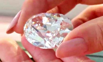 Raro diamante da 102 carati venduto a un'asta online a Hong Kong