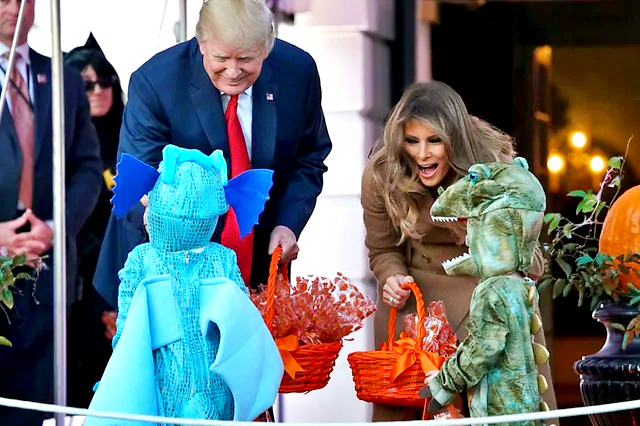 Scherzetto senza dolcetto, il Covid Halloween di Trump e Melania