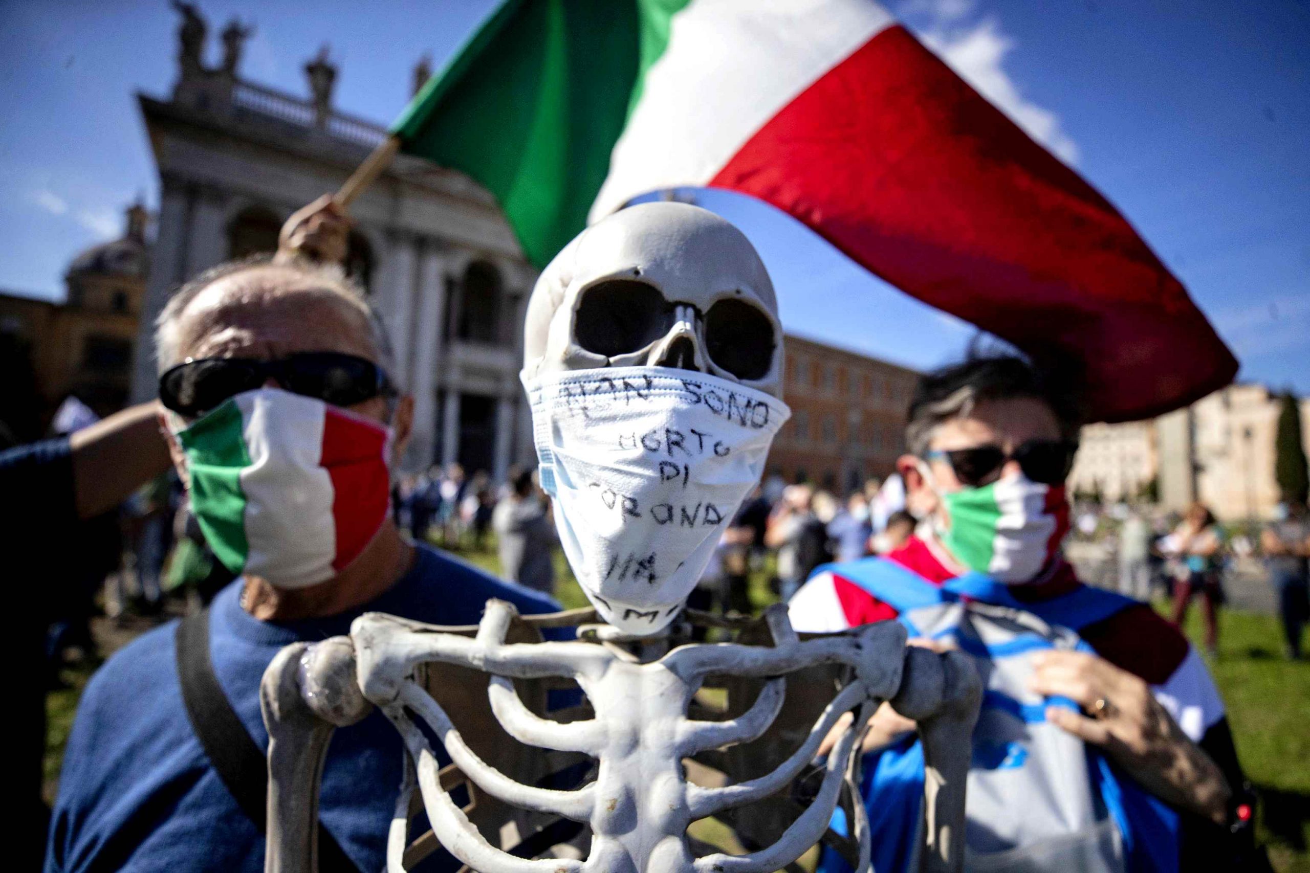 Sovranisti e no-mask in piazza a Roma: no a dittatura sanitaria