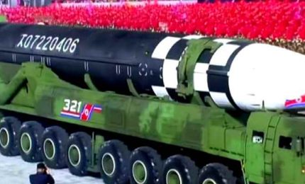 Nordcorea, ecco il supermissile di Kim che svetta in parata