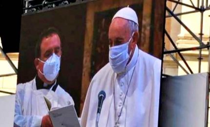 Il Papa con la mascherina bianca a incontro interreligioso a Roma