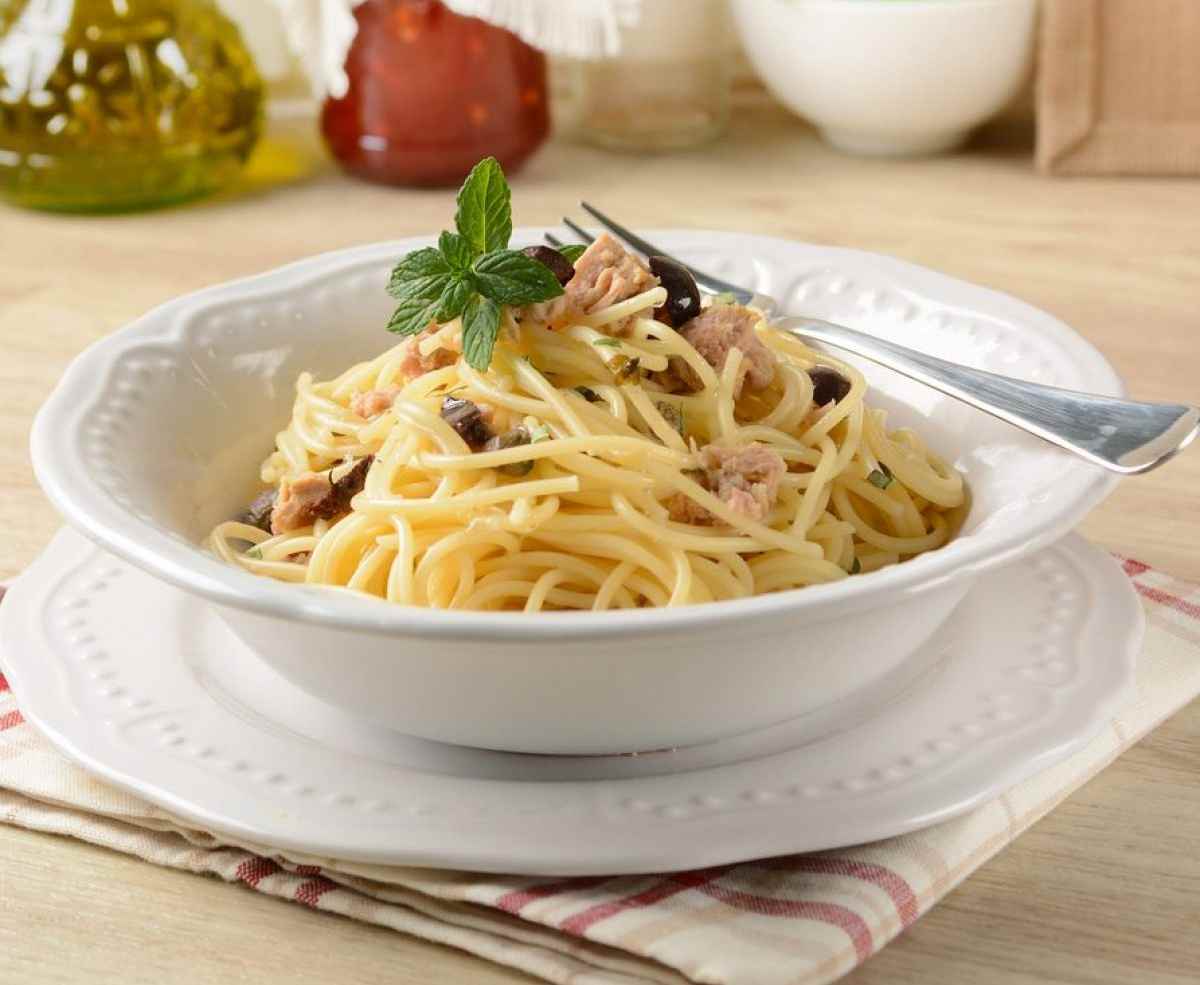 Spaghetti tonno e olive, un primo piatto fresco e semplice