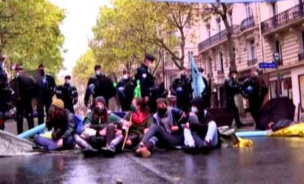 Francia, Extinction Rebellion blocca il ministero dell'Ambiente