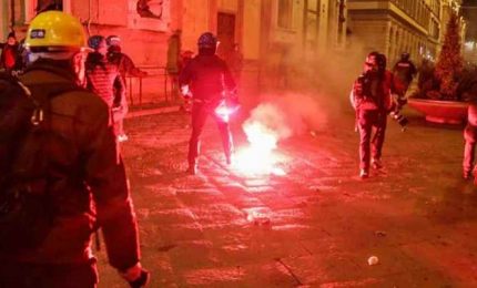 Covid, a Firenze proteste contro le chiusure: scontri e feriti