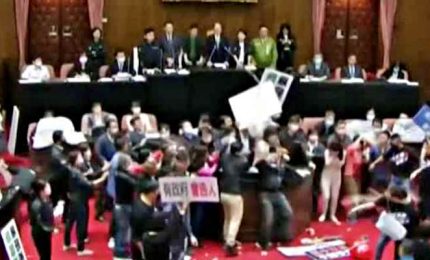 Rissa al Parlamento di Taiwan, volano pugni e pezzi di maiale