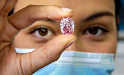 Raro diamante rosa all'asta a Ginevra, stimato 32 milioni