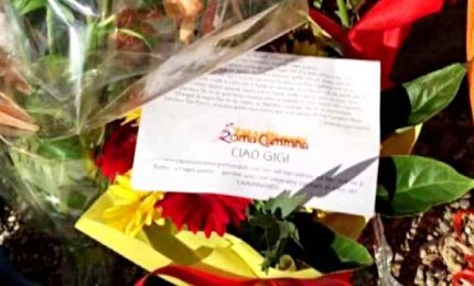 Poesie, messaggi e fiori per Proietti davanti al Globe Theatre