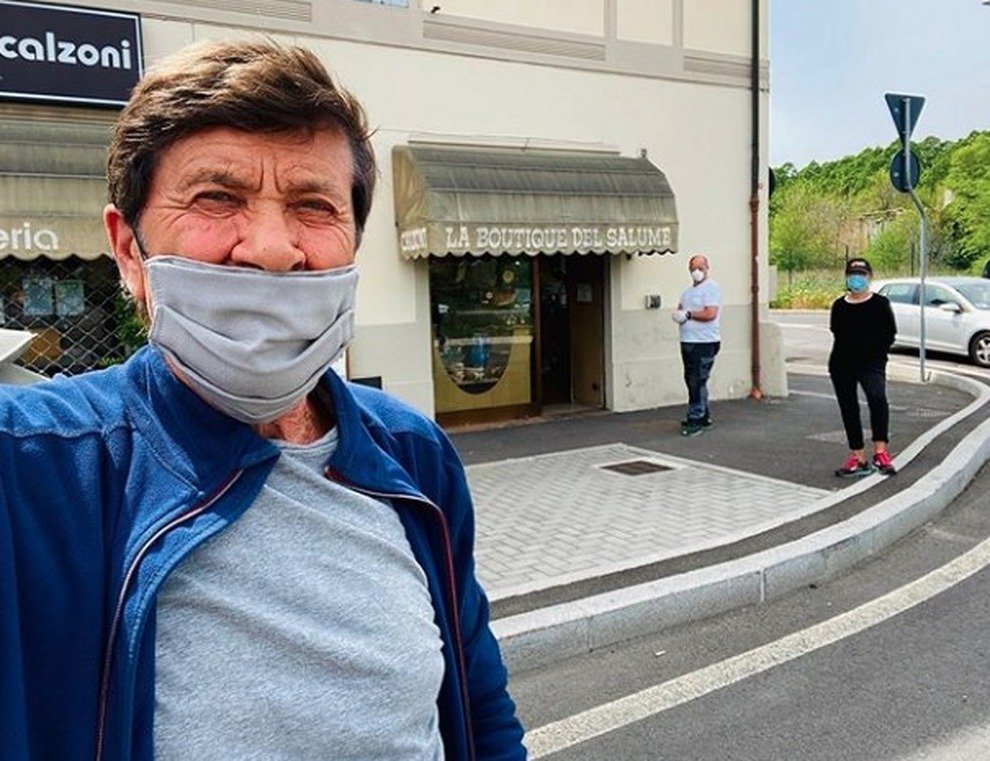 Gianni Morandi: “Attenti a Natale per evitare la terza ondata”