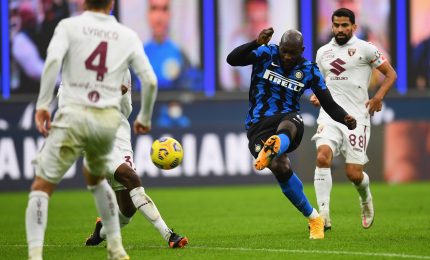 Il Milan passa a Napoli 3-1, doppietta Ibra e infortunio. L'Inter vince in rimonta