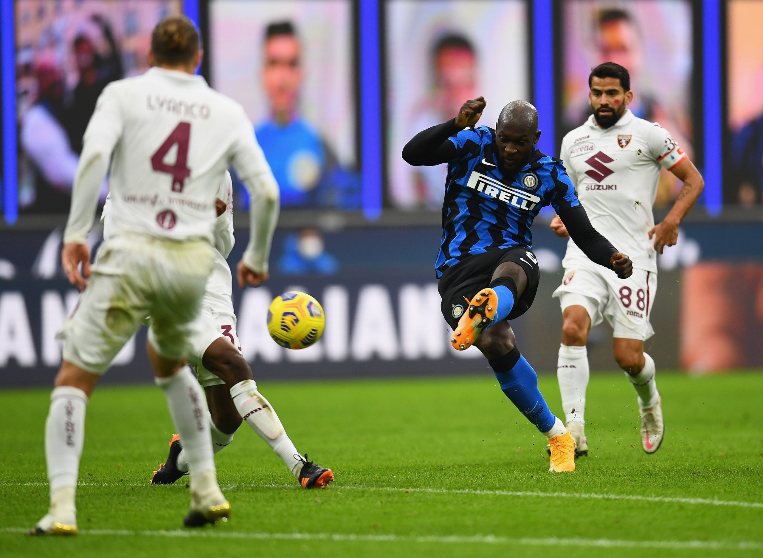 Il Milan passa a Napoli 3-1, doppietta Ibra e infortunio. L’Inter vince in rimonta