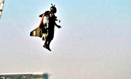 Morto il "Jetman" Vince Reffet, volò sopra i grattacieli di Dubai