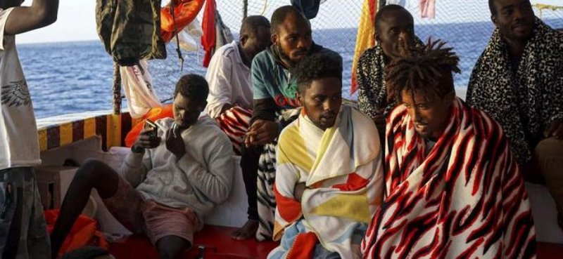 Open Arms davanti a Lampedusa: a bordo 259 persone e 5 cadaveri