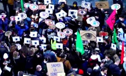 Francia, folla in centro Parigi contro legge "sicurezza globale"