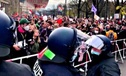 Covid-19, a Berlino migliaia in piazza contro le restrizioni