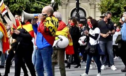 Covid, ristoratori di Siviglia scendono in piazza contro lockdown