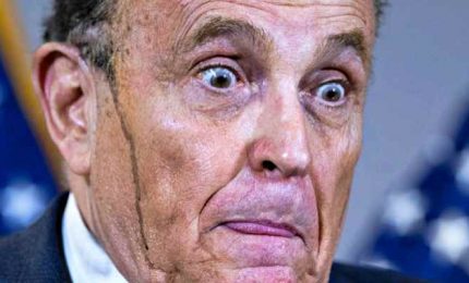 Tintura per capelli cola sull'avvocato di Trump Rudy Giuliani