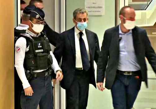 Sarkozy a processo, primo ex presidente francese a comparire in aula