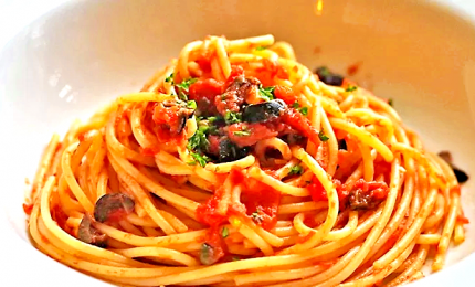 Spaghetti al pomodoro e olive
