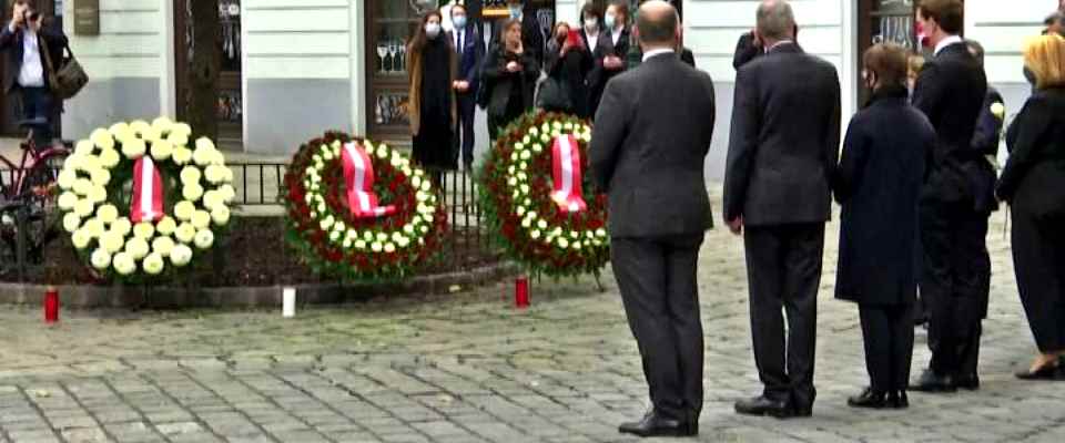 Corone di fiori per le vittime degli attacchi di Vienna