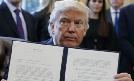 Aiuti anti-Covid per le imprese, Trump firma il piano da 900 miliardi