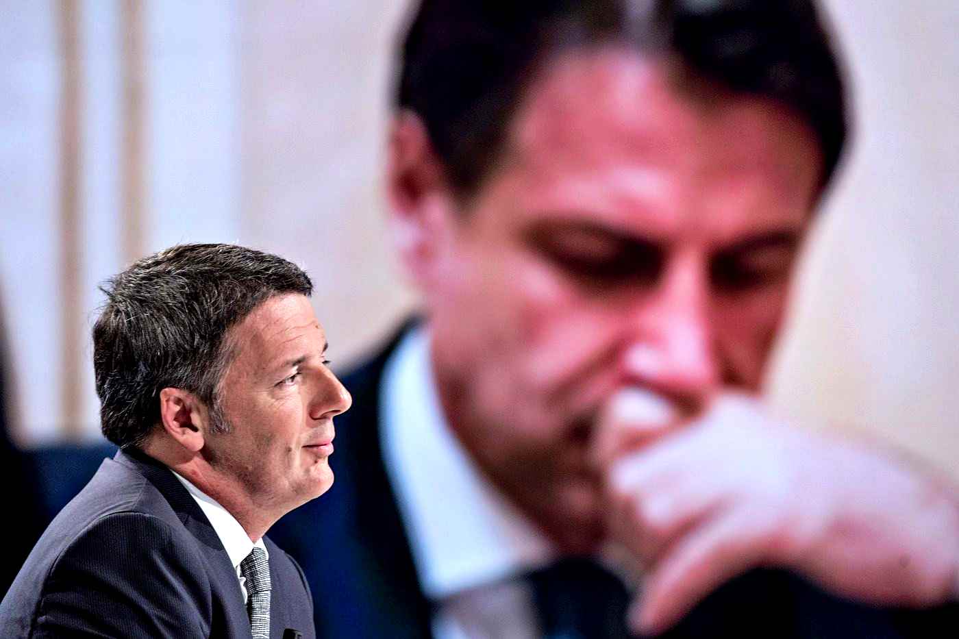 Renzi torna a bombardare premier e M5s. Alleati avvertono: se esce lo sostituiamo