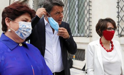 Sì del Cdm a Recovery plan con Iv astenuta, Renzi pronto a uscita governo
