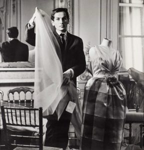 Pierre-Cardin-in-his-atelier-1957-982x1024