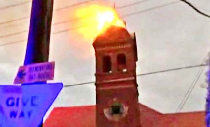 Il fulmine colpisce una chiesa a Sydney, in fiamme il campanile