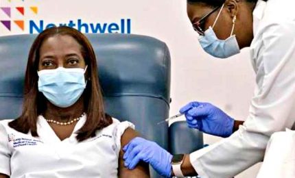 Covid-19, Usa: un'infermiera la prima americana a farsi vaccinare