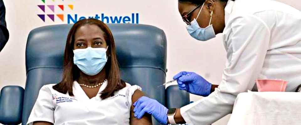 Covid-19, Usa: un’infermiera la prima americana a farsi vaccinare