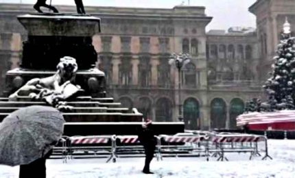 Milano imbiancata dalla neve, ecco lo spettacolo del Duomo