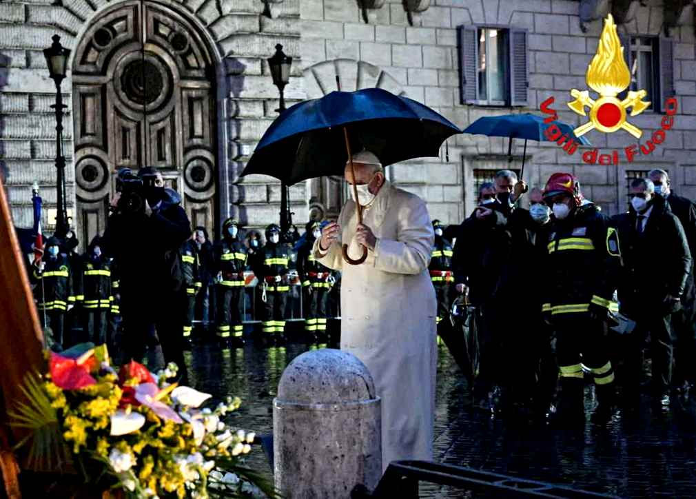 Visita a sorpresa, papa Francesco in Piazza di Spagna