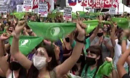 Festeggiamenti in Argentina per il (primo) sì all'aborto legale