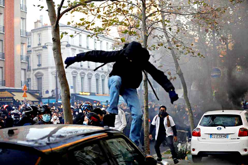 Migliaia manifestano a Parigi contro legge sicurezza, 64 arresti