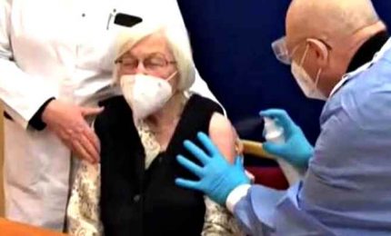 Germania, primo vaccino con un giorno di anticipo a una 101enne