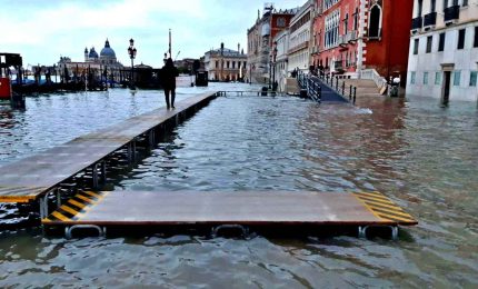 Il Mose non si aziona, Venezia torna sott'acqua. Il sindaco: "Rivedere le regole". Ed è polemica
