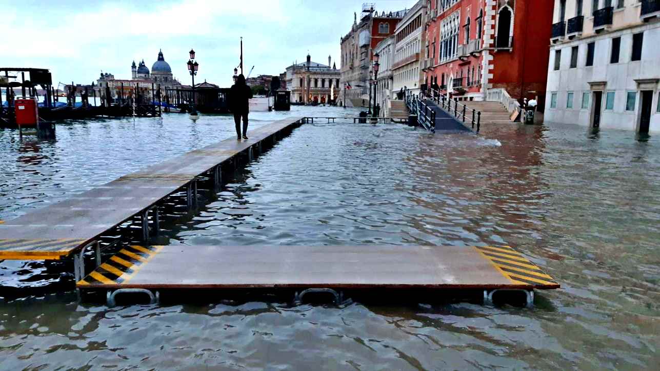 Il Mose non si aziona, Venezia torna sott’acqua. Il sindaco: “Rivedere le regole”. Ed è polemica