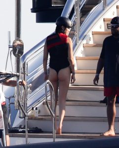 bella-hadid-in-bikini-at-a-yacht-in-monaco-05-29-2017_4