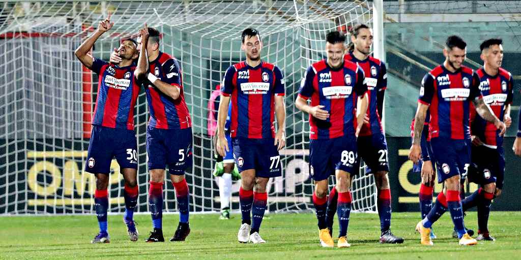Il Crotone batte 4-1 il Benevento, Sassuolo pari al 94′