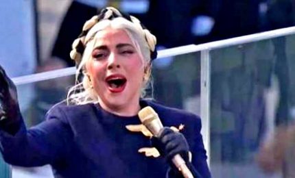 Lady Gaga canta l'inno nazionale Usa al giuramento di Biden